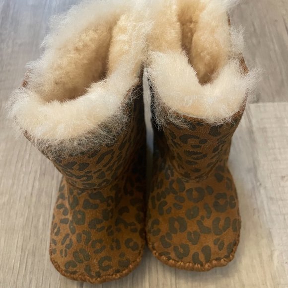UGG AUSTRALIA FOR KIDS: CASSIE LEOPARD BOOT - Picture 2 of 5